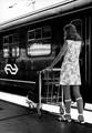 152029, Afbeelding van een vrouw met een witkar voor het vervoer van bagage op een perron van het N.S.-station Utrecht C.S., Nederlandse Spoorwegen, fotograaf