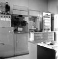 166129, Interieur van het N.S.-station Visvliet te Visvliet: plaatskaartenkantoor., Nederlandse Spoorwegen, fotograaf
