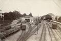 156853, Gezicht op het emplacement te Arnhem met links de goederenloods en rechts het N.R.S.-station., Onbekend