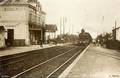 VILLENEUVE la GUYARD (Yonne) - La gare - Arrivée d'un train - Editeur : A. Mondou.