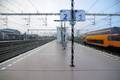 836526, Gezicht op het eerste perron van het N.S.-station Utrecht Vaartsche Rijn te Utrecht, door een beregende ruit in een abri., Het Utrechts Archief, fotograaf