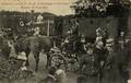 14329, Afbeelding van de aankomst per rijtuig van Koningin Wilhelmina en Koningin-moeder Emma bij station Soestdijk (Spoorstraat 1) te Soestdijk (gemeente Soest); met veel personen en op de achtergrond een trein.
