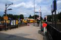 816715, Gezicht op de spoorwegovergang in de Soestdijkseweg te Bilthoven (gemeente De Bilt), vanaf het perron van het N.S.-station Bilthoven, tijdens het passeren van een werktrein van Strukton., Het Utrechts Archief, fotograaf