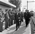 171140, Afbeelding van de aankomst van commissaris van de Koningin in de provincie Noord-Brabant mr. dr. C.N.M. Kortmann op het N.S.-station Etten-Leur tijdens de feestelijke opening van het station, met rechts achter hem burgemeester A.J.A. Oderkerk van Etten-Leur en districtschef mr. J.P.A. van Ballegoyen de Jong van de N.S., Nederlandse Spoorwegen, fotograaf