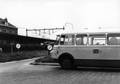 154208, Afbeelding van een autobus van de B.S.M. bij het N.S.-station Geldermalsen te Geldermalsen., Nederlandse Spoorwegen, fotograaf