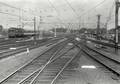 502539, Gezicht op het emplacement aan de noordzijde van het N.S.-station Utrecht C.S. te Utrecht, met links een binnenkomende internationale trein getrokken door een electrische locomotief uit de serie 1100 van de N.S., Hoekstra, J., fotograaf