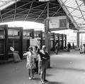 803860, Afbeelding van enkele uitzwaaiende personen op het perron van het N.S.-station Tilburg te Tilburg., Nederlandse Spoorwegen, fotograaf