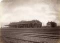 156901, Gezicht op de perronzijde van het station Elst van de Staatsspoorwegen te Elst met op de voorgrond een deel van het emplacement., Onbekend