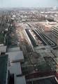 827649, Overzicht van het Stationsplein te Utrecht, vanaf de Katreinetoren, uit het zuidoosten, met links het Centraal Station en in het midden het Stationsplateau., Uilenbroek, W.H.M., fotograaf/filmer