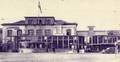 809786, Gezicht op de voorgevel van het N.S.-station Utrecht C.S. te Utrecht, na provisorisch herstel van de schade na de brand van december 1938 en vóór de verbouwing van de bovenverdieping.