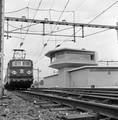 154697, Afbeelding van het seinhuis bij het N.S.-station Amersfoort te Amersfoort met links de electrische locomotief nr. 1302 (serie1300) van de N.S.., Nederlandse Spoorwegen, fotograaf