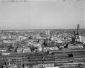 852510, Overzicht vanaf het Holiday Inn Hotel (Jaarbeursplein 24) te Utrecht, uit het zuidwesten, met op de voorgrond de perrons van het Centraal Station, daarachter het Stationsplein en de Stationswijk en op de achtergrond het Vredenburg en omgeving., Gemeentearchief Utrecht, fotograaf