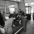 169236, Afbeelding van de controle van bagage door de douane in de visitatiezaal van het N.S.-station Venlo te Venlo., Hessels, L. (Nederlandse Spoorwegen), fotograaf