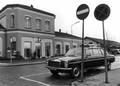 150123, Afbeelding van een taxi voor het N.S.-station te Assen., Nederlandse Spoorwegen, fotograaf