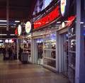849415, Gezicht op de snackbar Burger King in de Stationshal van het N.S.-station Utrecht C.S. te Utrecht., Peeters, N.M., fotograaf/schilder