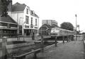 809729, Gezicht op de perronzijde van het N.S.-station Coevorden, met een diesel-electrisch treinstel DE 3 (plan U) van de N.S., Spoorwegrecherche, fotograaf