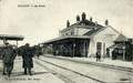 SAUJON (Ch.-Inf.) - Intérieur de la gare et l'arrivée d'un train - Editeur : Le Guiastrennec, photographe.
