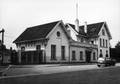 150529, Gezicht op de zij- en voorgevel van het N.S.-station Meerssen te Meerssen., Nederlandse Spoorwegen, fotograaf