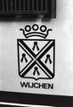 849216, Afbeelding van de onthulling van het gemeentewapen van Wijchen door burgemeester dr. J.J.M. Franssen op het perron van het N.S.-station Wijchen.