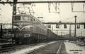 Un train de voyageurs, mené par la 2D2 9103, quitte la gare de DIJON-VILLE (Côte-d'Or) en 1957.