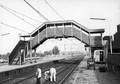 153292, Gezicht op de voetgangersbrug van het N.S.-station Putten te Putten met op de voorgrond drie baanwerkers van de N.S., Nederlandse Spoorwegen, fotograaf