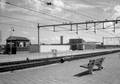 153248, Gezicht op de perrons en de perronzijde van het N.S.station Santpoort Noord te Santpoort., Nederlandse Spoorwegen, fotograaf