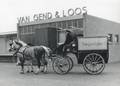 171115, Afbeelding van een antieke diligence van Van Gend & Loos bij het nieuwe gebouw van Van Gend & Loos te Beverwijk tijdens de opening van het nieuwe N.S.-station Beverwijk., Hessels, L. (Nederlandse Spoorwegen), fotograaf