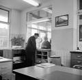 165653, Interieur van het N.S.-station Aalten te Aalten: plaatskaartenkantoor., Nederlandse Spoorwegen, fotograaf