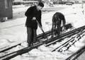 169540, Afbeelding van twee wegwerkers van de N.S. tijdens het ontdooien van een vastgevroren wissel op het emplacement van het N.S.-station Utrecht C.S. te Utrecht., Nederlandse Spoorwegen, fotograaf