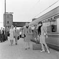 854268, Afbeelding van fotomodellen bij een T.E.E.-rijtuig van de S.N.C.F. ("inox-rijtuig") op een perron van het N.S.-station Amsterdam C.S. te Amsterdam., Nederlandse Spoorwegen, fotograaf