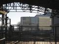 906104, Gezicht door de in aanbouw zijnde nieuwe Stationshal van het Centraal Station Jaarbeurszijde, op de glazen pui van het hoofdkantoor van de Rabobank Nederland (Croeselaan 18) te Utrecht., Goosen, D.C., fotograaf
