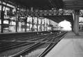 830504, Gezicht op de sporen onder de perronoverkapping van het Centraal Station (Stationsplein) te Utrecht., Uilenbroek, W.H.M., fotograaf/filmer