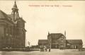 162858, Gezicht op het N.O.L.S.-station Coevorden te Coevorden, met links het Hotel Van Wely.