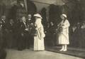 98794, Afbeelding van dirigent W. van der Blij die aan koningin Wilhelmina wordt voorgesteld bij het Centraal Station (Stationsplein) te Utrecht; rechts prinses Juliana., Jochmann, G., fotograaf