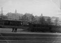 156866, Afbeelding van een aantal rijtuigen en goederenwagens van de Staatsspoorwegen op het emplacement van het station Groningen met geheel links op de achtergrond de Martinitoren., Onbekend