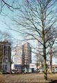 801819, Gezicht op de Katreinetoren bij het Centraal Station (Stationsplein) te Utrecht, met op de voorgrond het Moreelsepark., Meijnen, W., fotograaf