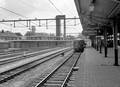 854139, Gezicht op Perron B van het N.S.-station Almelo te Almelo, met een diesel-electrisch treinstel DE1 of DE2 (Blauwe Engel) van de N.S. als trein naar Mariënberg. Links het nieuwe stationsgebouw., Nederlandse Spoorwegen, fotograaf