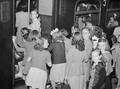 163898, Afbeelding van een groep meisjes op weg voor een schoolreisje, bij het instappen in een trein op het N.S.-station Den Haag H.S. te Den Haag., Gerdessen, D.C. (Nederlandse Spoorwegen), fotograaf