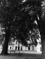 150806, Gezicht op het N.S.-station Vught te Vught van achter twee bomen., Nederlandse Spoorwegen, fotograaf