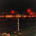 351177, Gezicht op het emplacement aan de zuidzijde van het N.S.-station Utrecht C.S. te Utrecht, vanaf het overlaadperron van het Expeditieknooppunt van de P.T.T. aan de Mineurslaan te Utrecht, bij avond., Peeters, N.M., fotograaf/schilder