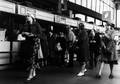 152474, Interieur van het N.S.-station Utrecht C.S. te Utrecht: reizigers aan het loket., Nederlandse Spoorwegen, fotograaf