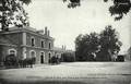 PARTHENAY - Place de la gare - Gare de l'Etat et gare des Tramways départementaux - Editeur : Nouvelles Galeries.