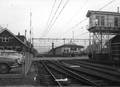 150263, Gezicht op het emplacement van het N.S.-station Ede-Wageningen te Ede met overweg, station en treindienstleiderspost (post T)., Nederlandse Spoorwegen, fotograaf