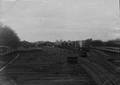 156860, Gezicht op het emplacement van het station Groningen van de Staatsspoorwegen te Groningen met in het midden op de achtergrond de rijtuigloods, links daarvan het stationsgebouw en geheel links de locomotiefloods., Onbekend