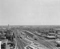 857834, Overzicht van het emplacement aan de zuidzijde van het Centraal Station te Utrecht, vanaf de Katreinetoren. Bij de loodsen rechts staan drie terzijde gestelde T.E.E.-treinstellen (DE 4, RAm)., Fotodienst GAU, fotograaf