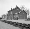 153174, Gezicht op de perronzijde van het N.S.-station Lichtenvoorde-Groenlo te Lievelde., Nederlandse Spoorwegen, fotograaf