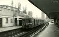Une rame "Standard" stationne en gare de PUTEAUX.