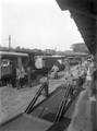 807269, Afbeelding van het overladen van stukgoederen naar vrachtauto's van Van Gend & Loos bij het N.S.-station Groningen te Groningen., Nederlandse Spoorwegen, fotograaf