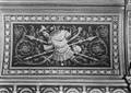 156751, Afbeelding van een geschilderde wapenuitrusting in het trappenhuis van het Koninklijk paviljoen van het N.S.-station Den Haag H.S. te Den Haag., Nederlandse Spoorwegen, fotograaf