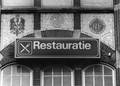 156152, Afbeelding van een tableau van sectieltegels aan de gevel van het N.S.-station Roosendaal te Roosendaal, voorstellende de wapenschilden van Duitsland en Frankrijk en een wereldbol., Nederlandse Spoorwegen, fotograaf